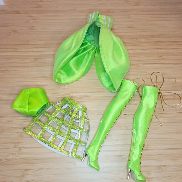 Integrity Toys Meteor Holding Court Amirah Outfit - Picture 3 of 4